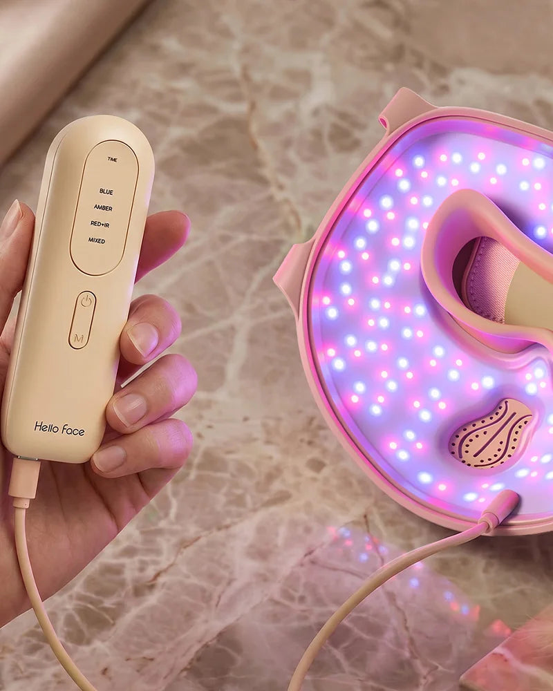 Télécommande et masque LED 4D allumé en gros plan