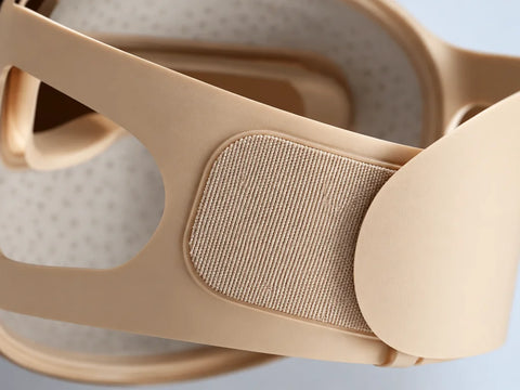 Gros plan sur le masque LED 4D en silicone beige et sa sangle ajustable